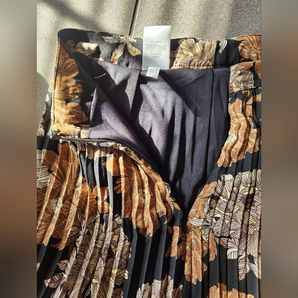 NWT Pleated Floral Skirt - Picture 4 of 5